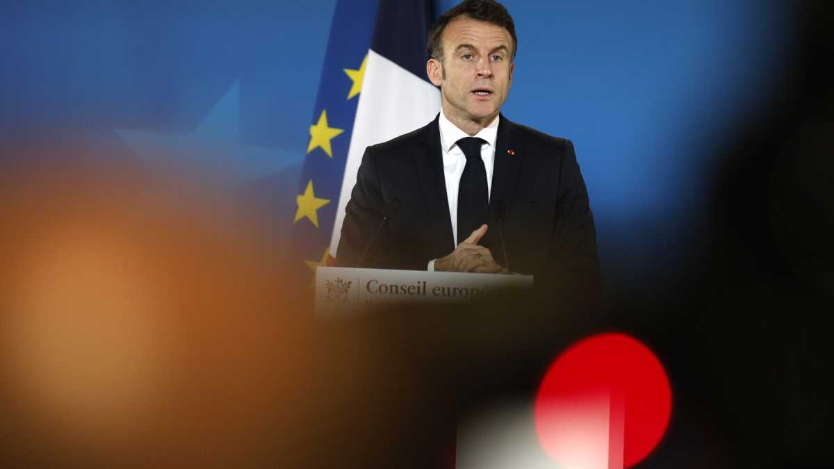 Immagine di Macron contro il “Dry january”, il mese d’astinenza alcolica. Questione d’orgoglio nazionale