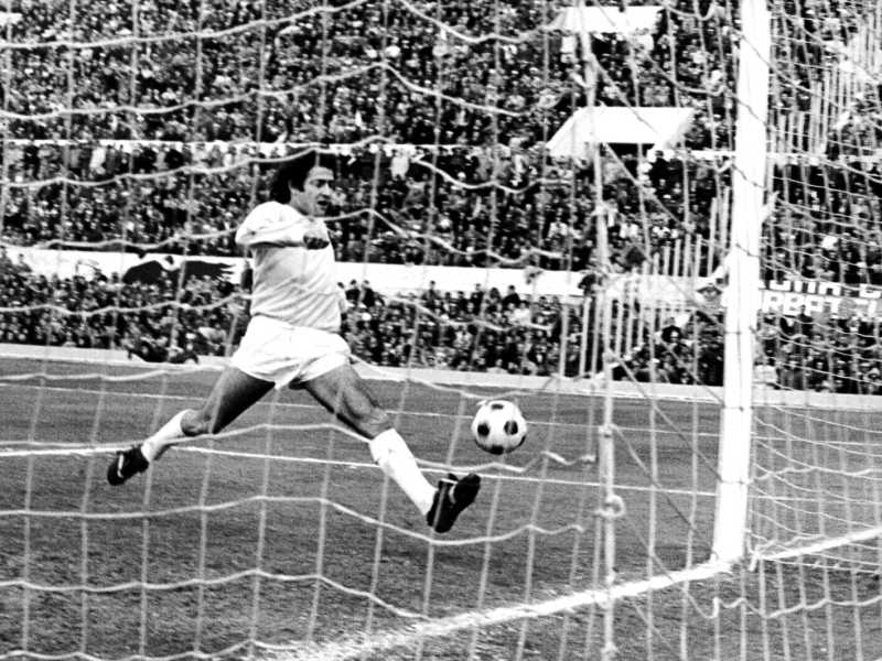 Garlaschelli ha giocato con la maglia della Lazio per 10 stagioni, diventando campione d&rsquo;Italia nel 1974. Ecco un suo gol nel derby (LaPresse)&nbsp;<br />