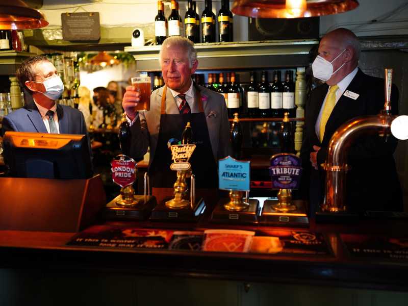 L'allora principe Carlo, oggi re, prova una birra Butty Bach al Ponthir House Inn, il 9 luglio 2021 a Ponthir, nel Galles (Ben Birchall - Piscina WPA/Getty Images)&nbsp;<br />