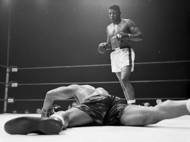 Floyd Patterson (1935 – 2006), dopo aver mandato al tappeto Archie Moore. E’ stato campione dei massimi tra il 1956 e il 1962 (foto Getty) <br />