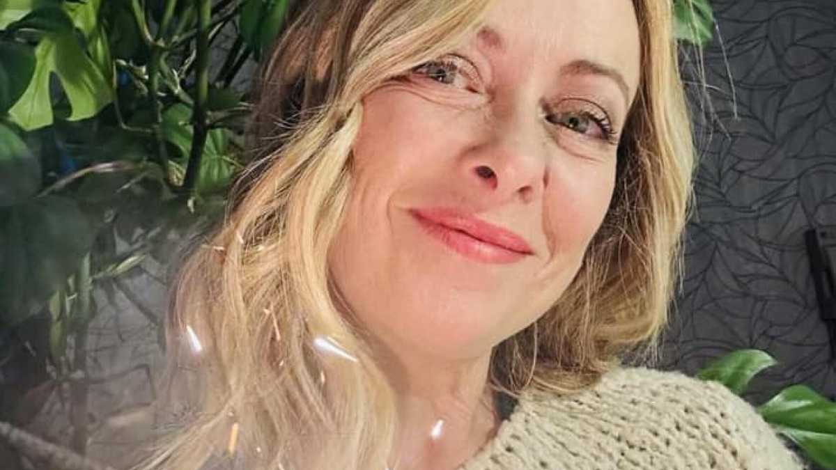 Immagine di Meloni accorpa amministrative ed europee. Il Veglione di Giambruno con Lollo e Arianna