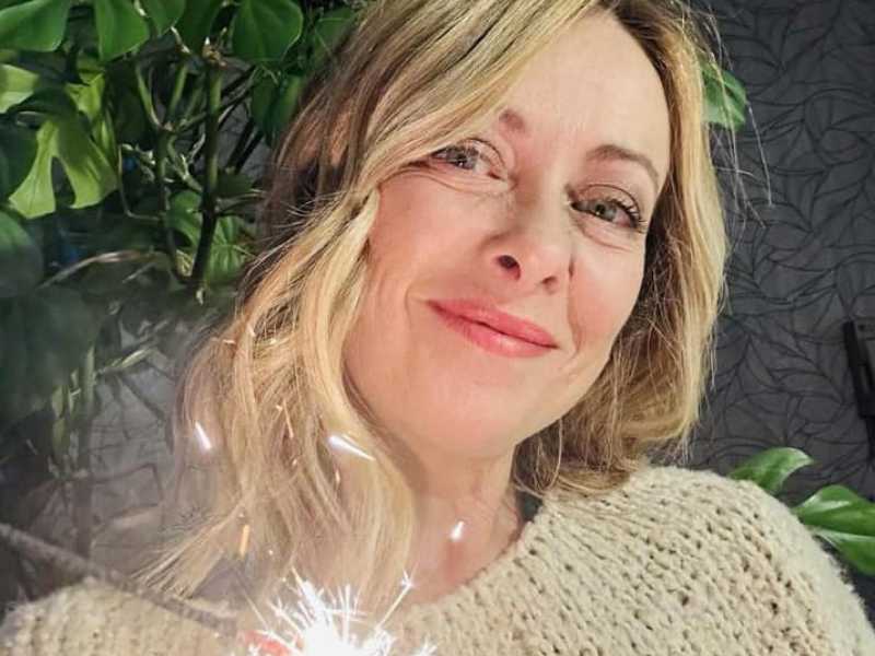 Meloni accorpa amministrative ed europee. Il Veglione di Giambruno con Lollo e Arianna