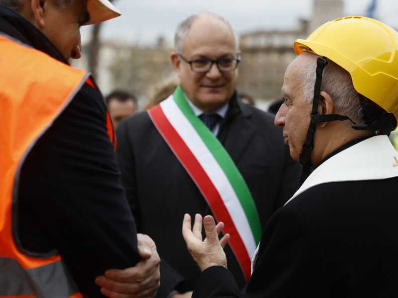 Roberto Gualtieri e Monsignor Rino Fisichella (LaPresse)
