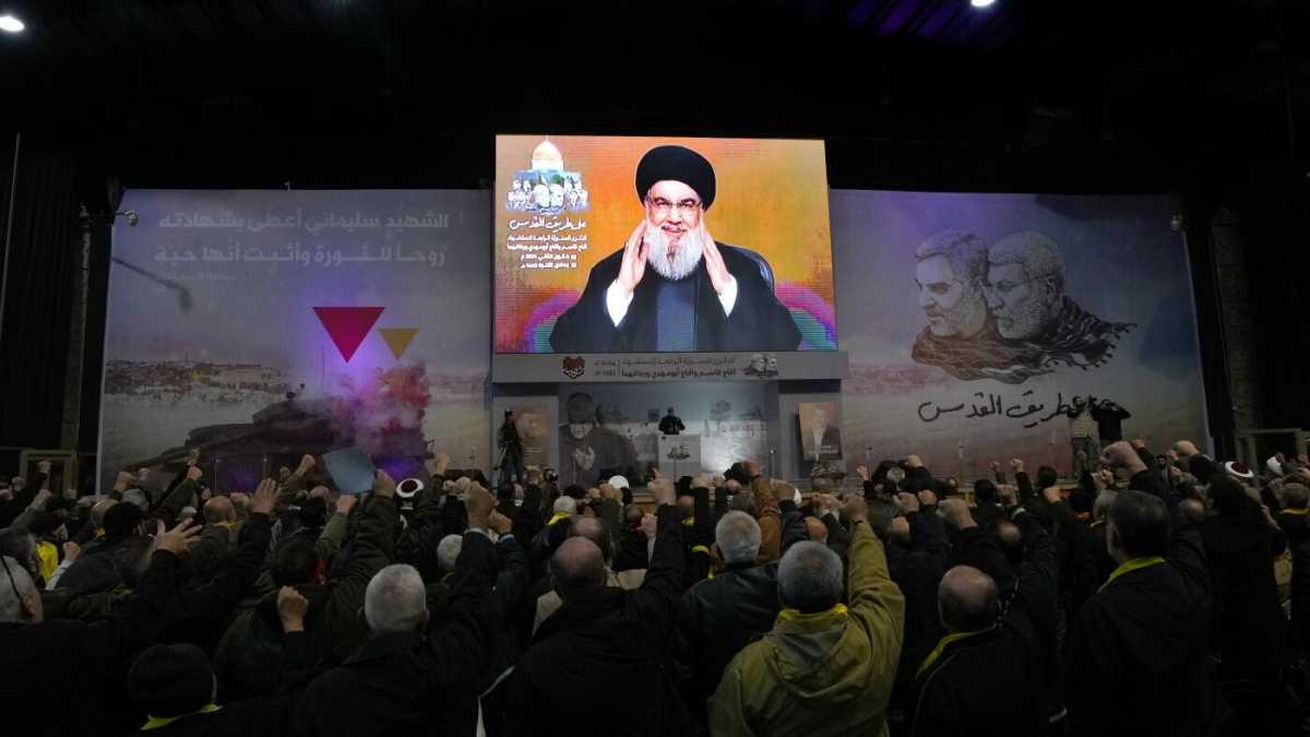 Immagine di Nasrallah ricorda ad Hamas che la resistenza ognuno la fa per sé