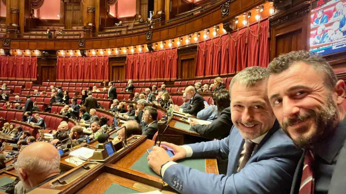 Immagine di Il caso Pozzolo conferma che l’unico pericolo per Meloni sono i citrulli che le stanno intorno