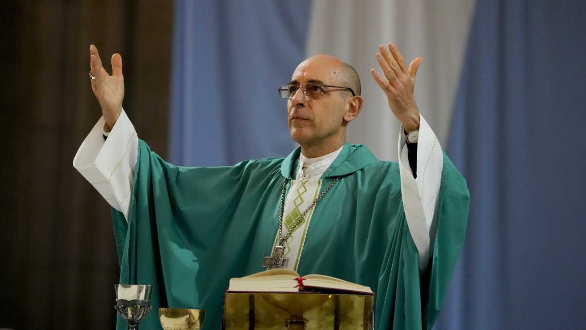 Immagine di Benedire le coppie irregolari, ma "in dieci o quindici secondi". Le precisazioni del cardinale Fernández