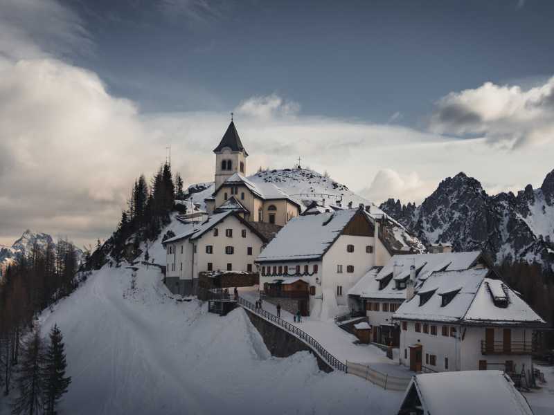 Borgo Lussari, sul Monte Santo di Lussari nel comune di Tarvisio (Udine) - foto Serhii Stets via Unsplash <br />