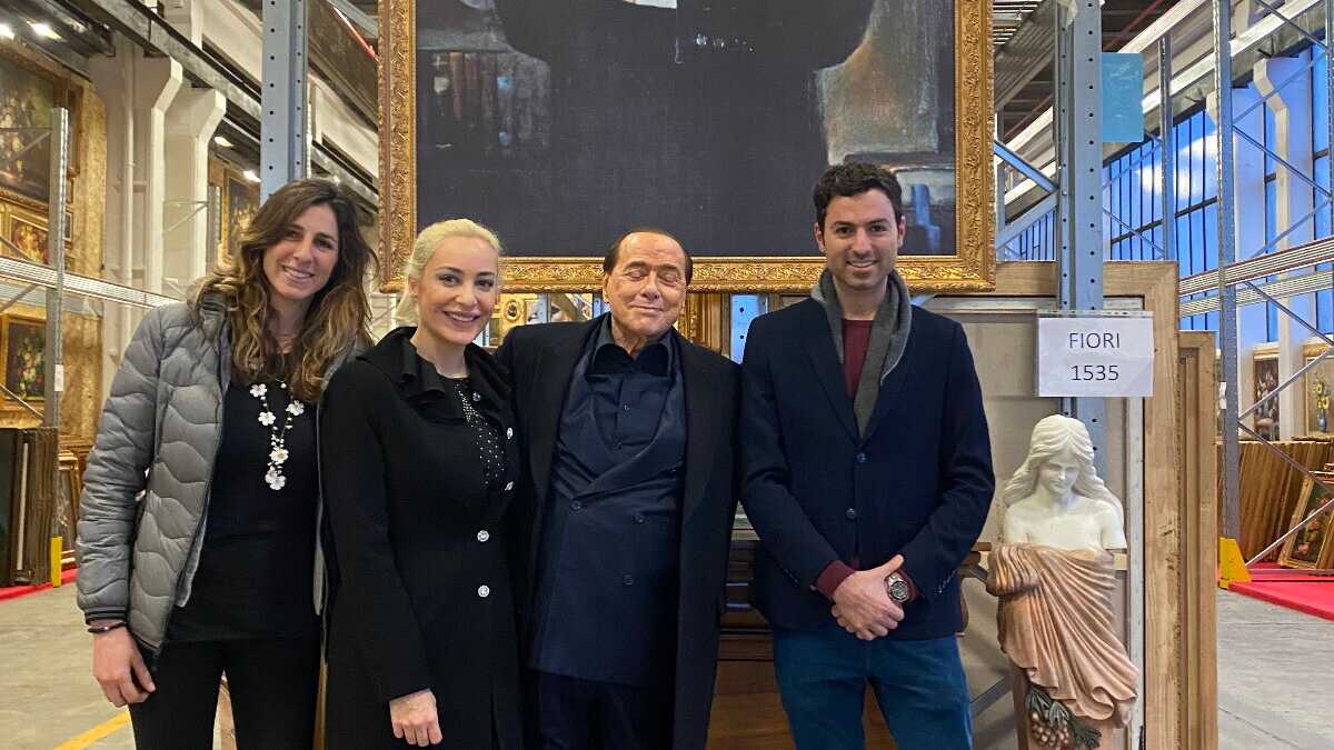 Immagine di Tutta l'arte del Cav, dalle televendite all'hangar