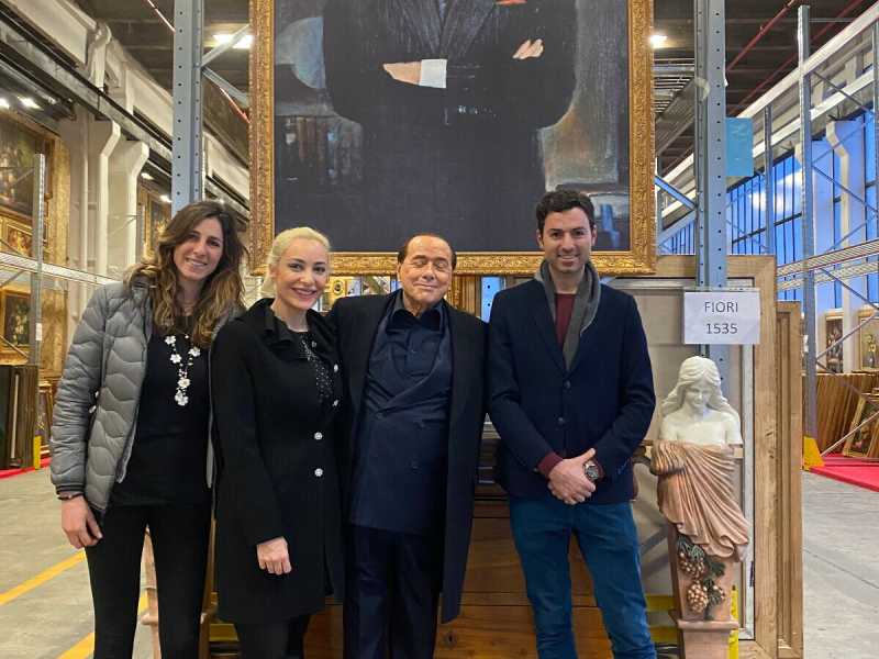 Tutta l'arte del Cav, dalle televendite all'hangar