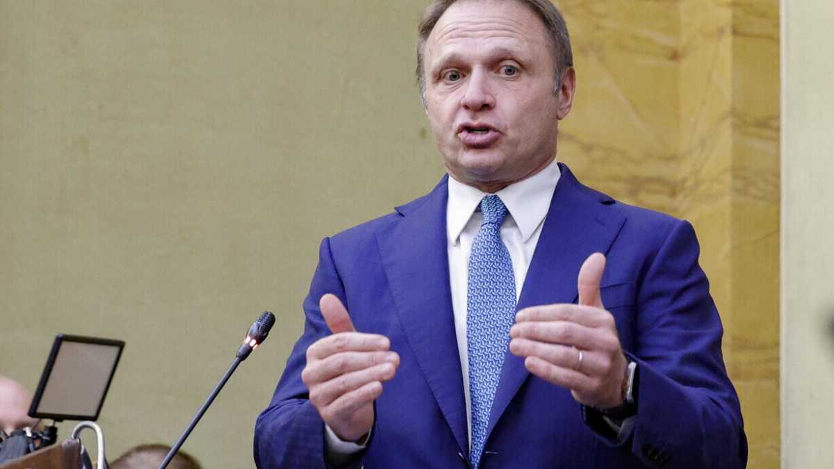Immagine di Lollobrigida e la farina d'insetto: via libera alla vendita ma lontano dalle farine tradizionali