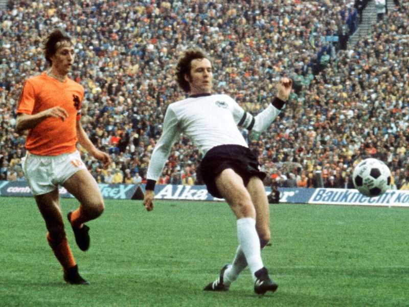 Franz Beckenbauer anticipa Johan Cruijff al Mondiale del 1974 (foto Ansa)