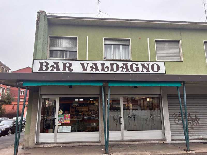 Il Bar Valdagno, in via Forze Armate a Milano dove &egrave; stato venduto il primo biglietto della Lotteria Italia. Foto Ansa&nbsp;<br />