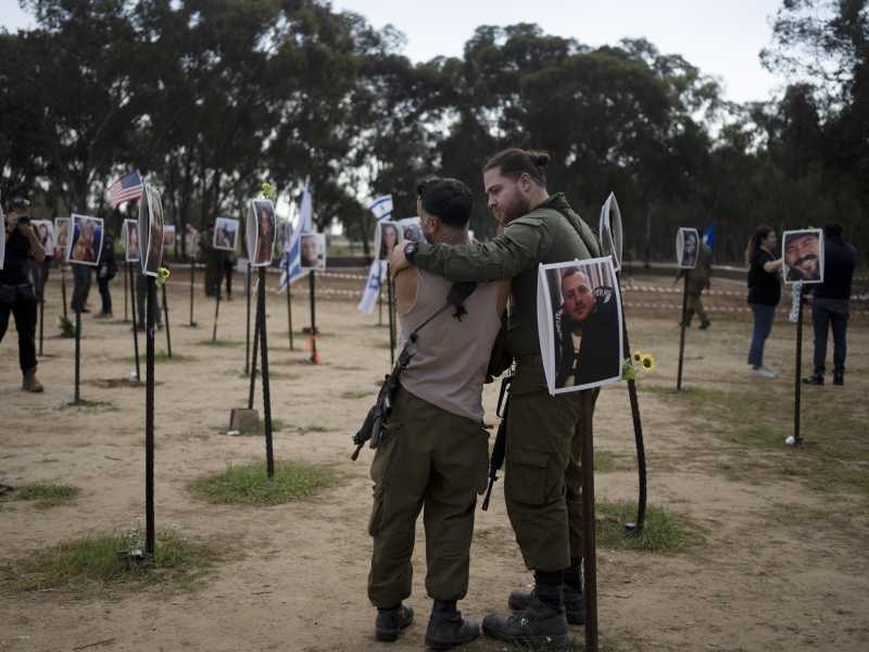 Re’im, sud di Israele: due giovani sul luogo del massacro del 7 ottobre al festival musicale (foto Ap/Maya Alleruzzo) <br />