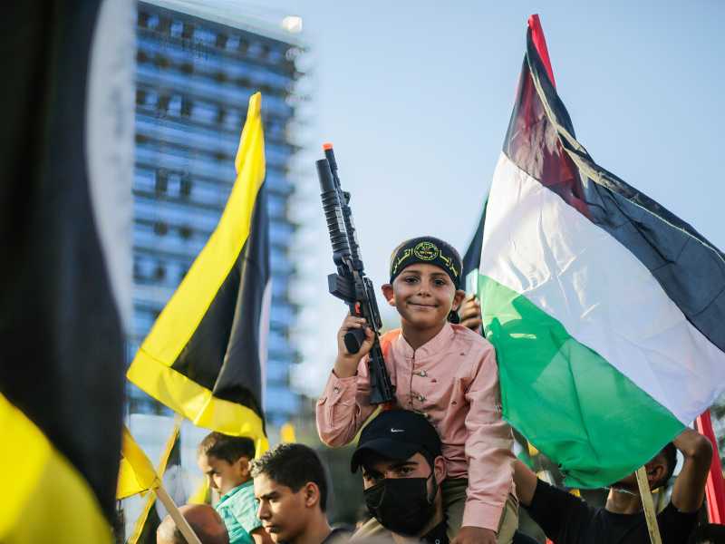 Sostenitori delle Brigate al Quds, ala armata del movimento palestinese Jihad islamica, in parata per le strade di Gaza City (Mahmoud Issa/Getty Images)&nbsp;<br />