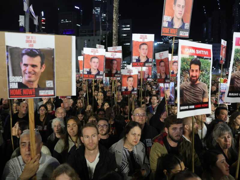 Manifestazione per il rilascio degli ostaggi di Hamas, a Tel Aviv (foto EPA)