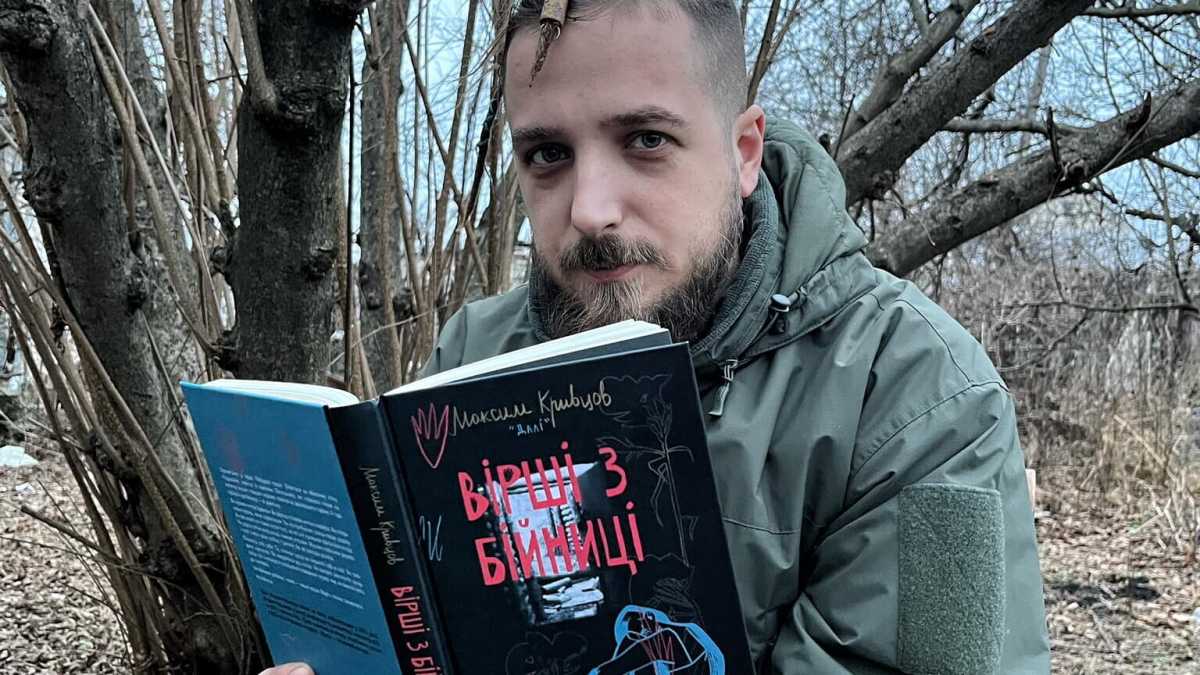 Immagine di Kryvtsov Maksym: poeta e soldato ucraino morto al fronte, e il suo gatto