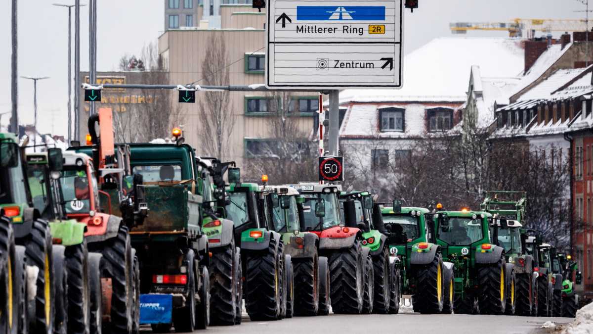 Immagine di Ultima generazione e agricoltori tedeschi, stessi blocchi ma reazioni diverse