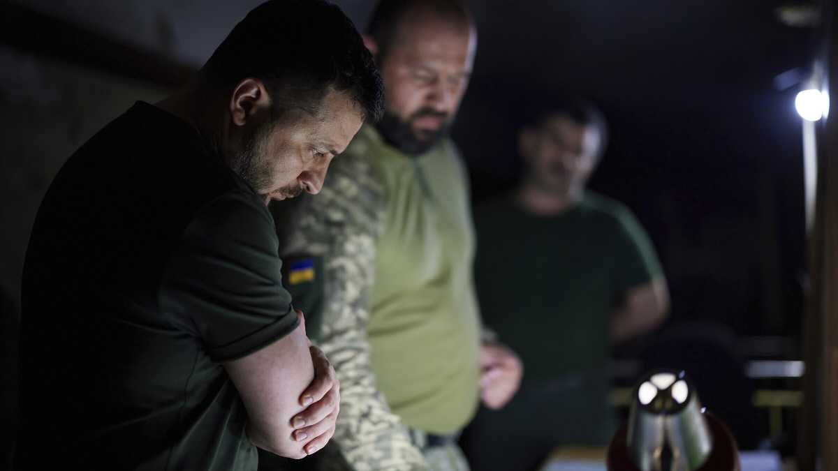 Immagine di Zelensky a Severodonetsk, dove la ritirata ucraina ha fatto da trappola per contenere i russi