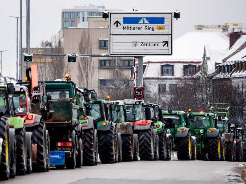 Proteste degli agricoltori, in trattore lungo il Mittlerer Ring di Monaco l'8 gennaio 2024 (Matthias Balk/dpa via Getty Images) <br />
