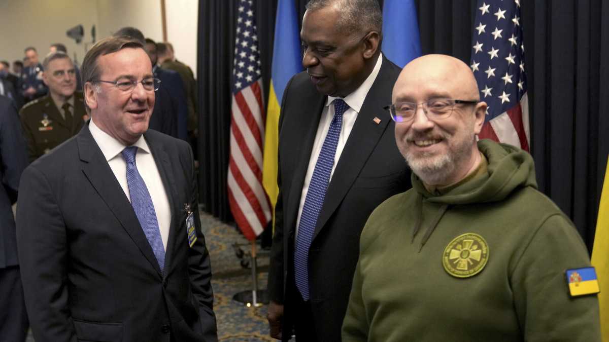 Immagine di Zelensky al vertice di Ramstein ha una richiesta secca: "Carri armati". Non li ottiene e a Berlino si protesta