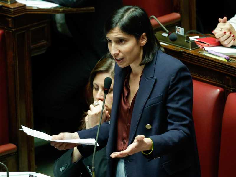 Le priorità di Schlein: Acca Larentia prima di Kyiv. Conte felice