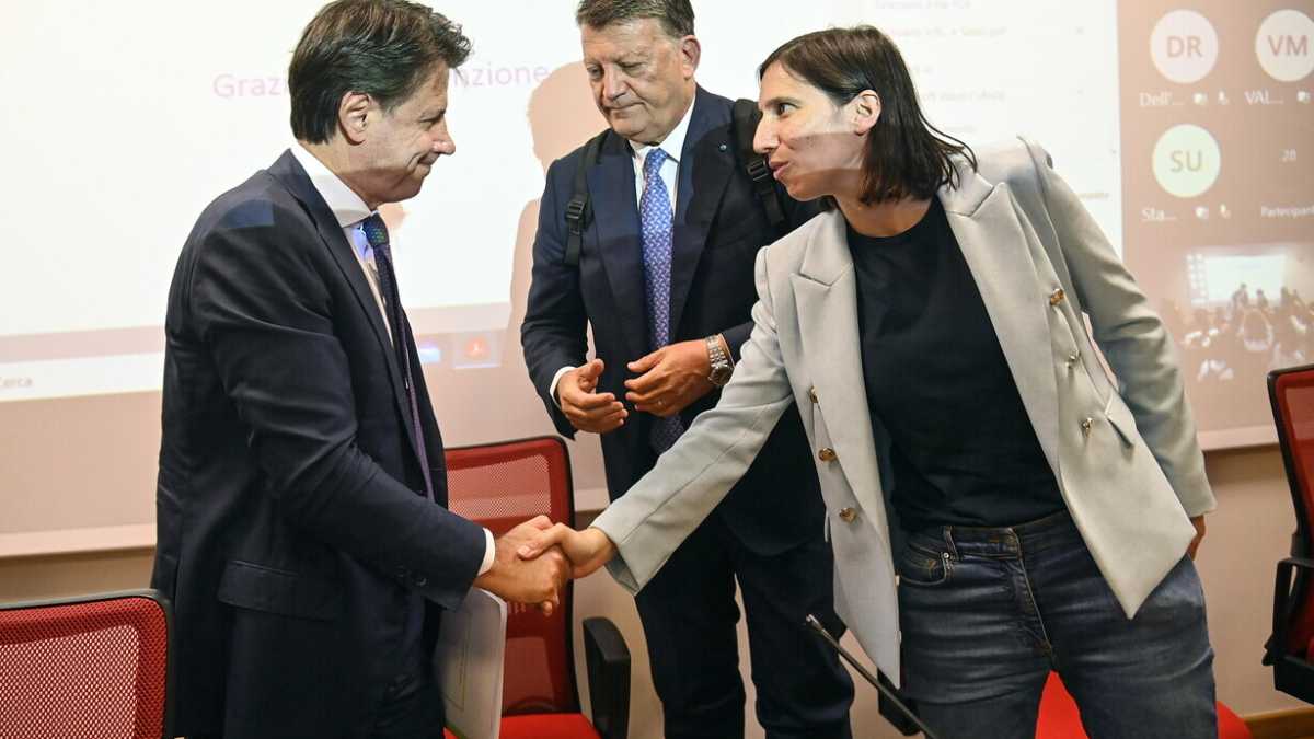 Immagine di Prima del confronto Meloni-Schlein, il giurì di Conte: l'uomo in più tra le due