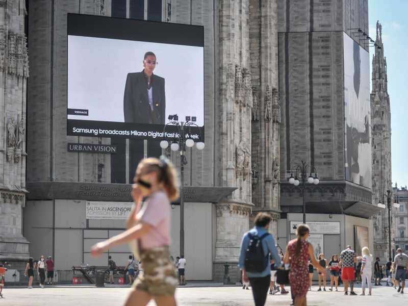 Digital Fashion week 202, settimana della moda in streaming su schermi davanti al Duomo di Milano (LaPresse)&nbsp;<br />
