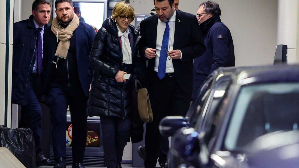 Immagine di Al processo Open Arms Salvini fa un comizio, ma sui fatti del 2019 cade in contraddizione