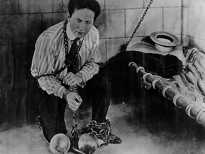 Muri di pietra e catene non creano una prigione per Houdini. Il grande escapista in uno scatto del 1898 (Library of Congress/Getty Images) <br />