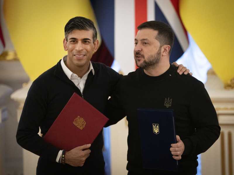 Sunak guida il blitz contro gli houthi e va a Kyiv a siglare l’accordo sulla sicurezza di oggi e di domani