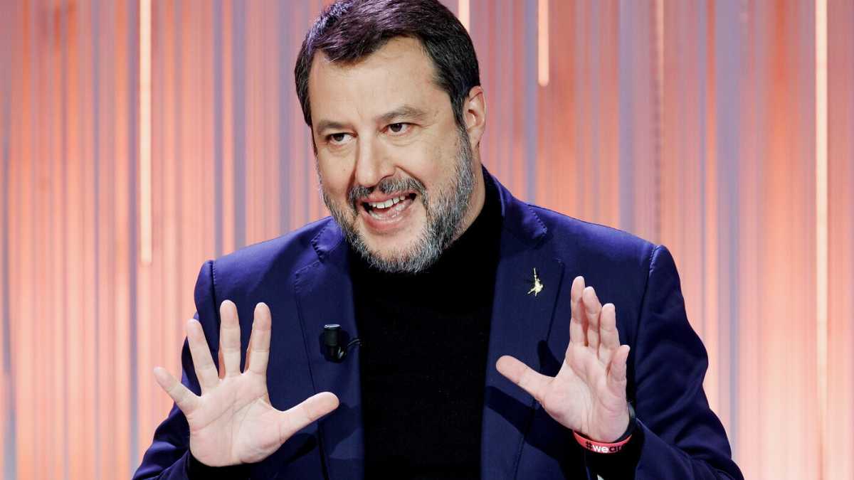 Immagine di Salvini si “sacrifica” in Sardegna. La carta Bagnai per le Europee. Il caso Dc