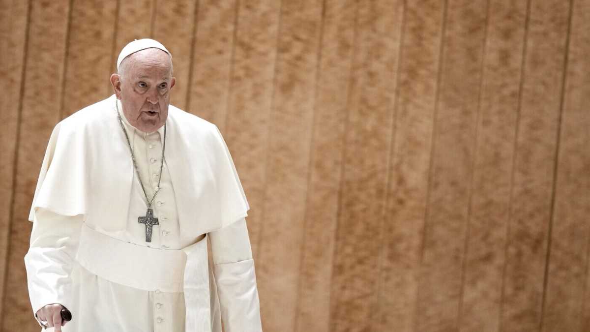 Immagine di Ti benedico, ma in dieci secondi. La Chiesa della fede a cronometro