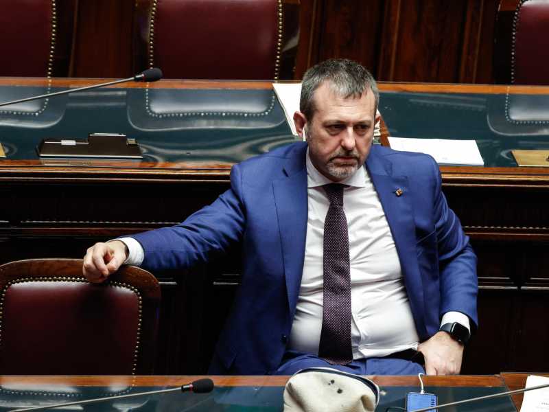 "Delmastro è omertoso: venga in Aula". Opposizioni all'attacco dopo l'intervista di Pozzolo al Foglio