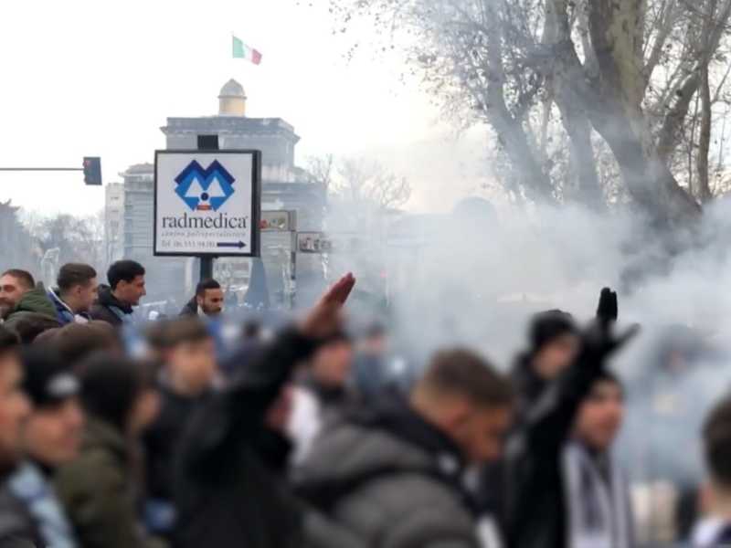 Saluti romani dei tifosi laziali a Roma prima del derby di Coppa Italia del 10 gennaio (Ansa) <br />