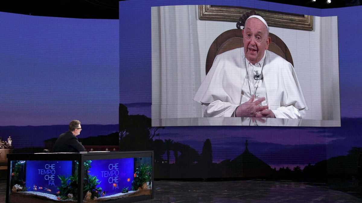 Immagine di Papa Francesco cede al luogo comune delle armi