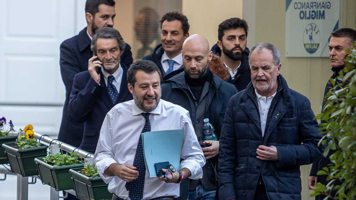 Immagine di Salvini contro Meloni: "Regionali sono un casino. FdI ci picchia ovunque". I governatori lo rimbalzano