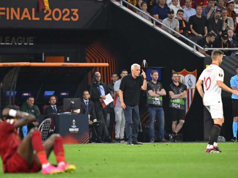 José Mourinho al termine della finale di Europa League tra Roma e Siviglia (foto Ap, via LaPresse)