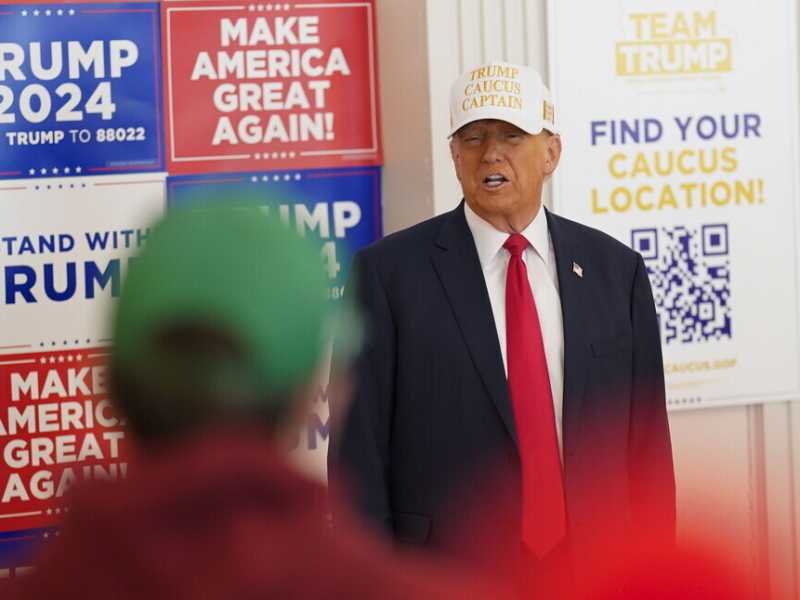 Trump saluta i volontari della campagna all'Hotel Fort Des Moines, domenica 14 gennaio 2024 (Jabin Botsford/The Washington Pubblicare via Getty Images)&nbsp;<br />