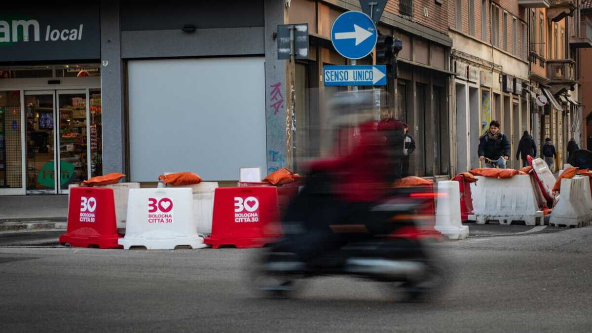 Immagine di Bologna città a 30 all'ora. Ma si litiga per il nuovo limite di velocità