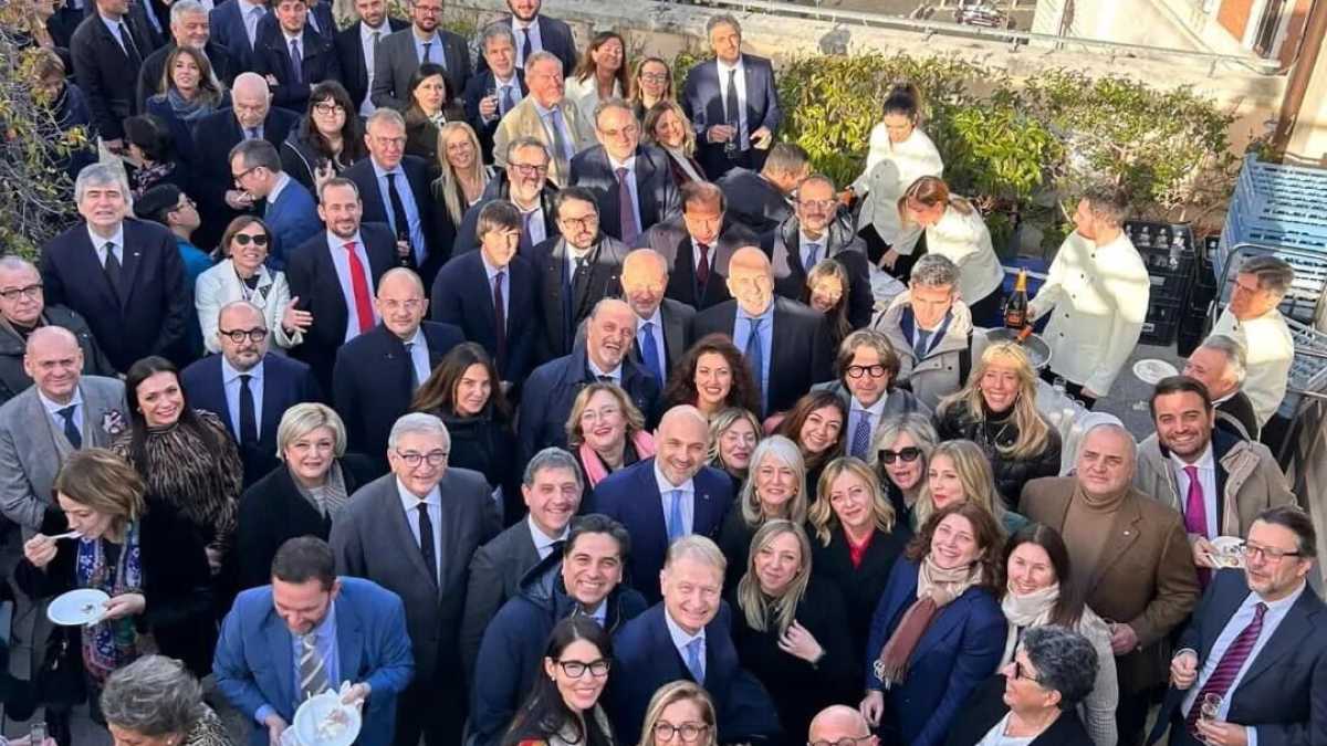 Immagine di Meloni temporeggia sulle europee per snervare Lega e FI. Stallo in Sardegna