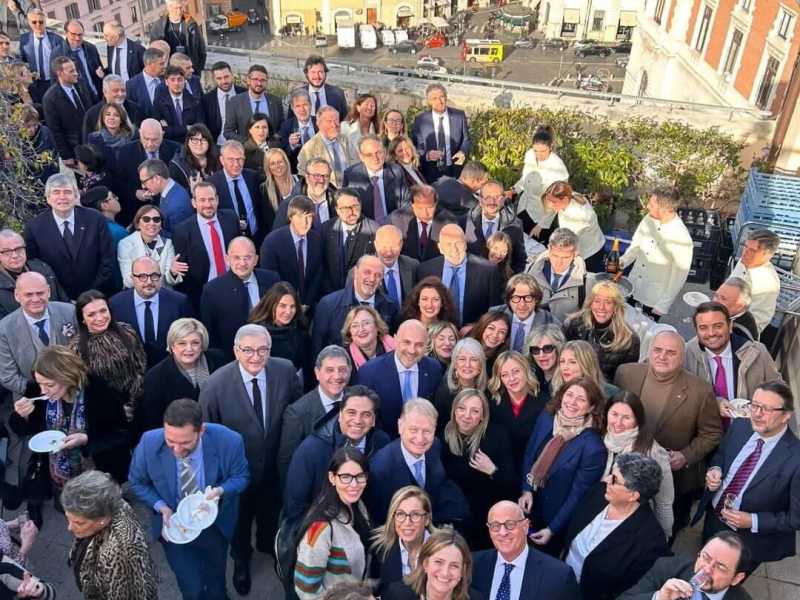 Meloni temporeggia sulle europee per snervare Lega e FI. Stallo in Sardegna