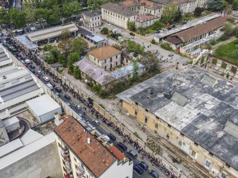  Coda per andare al fuorisalone di Alcova