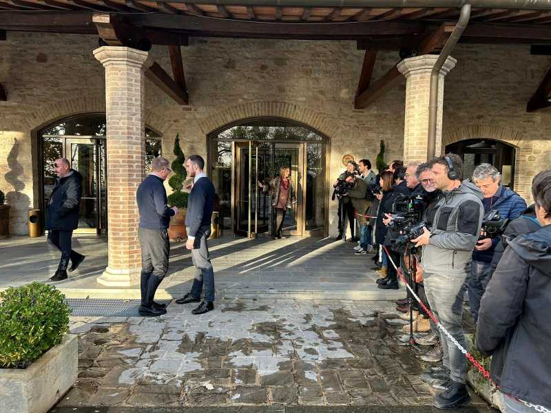 Il Pd va a Gubbio a farsi “spalmare cioccolato”. Assenze, facce derelitte. Un successo