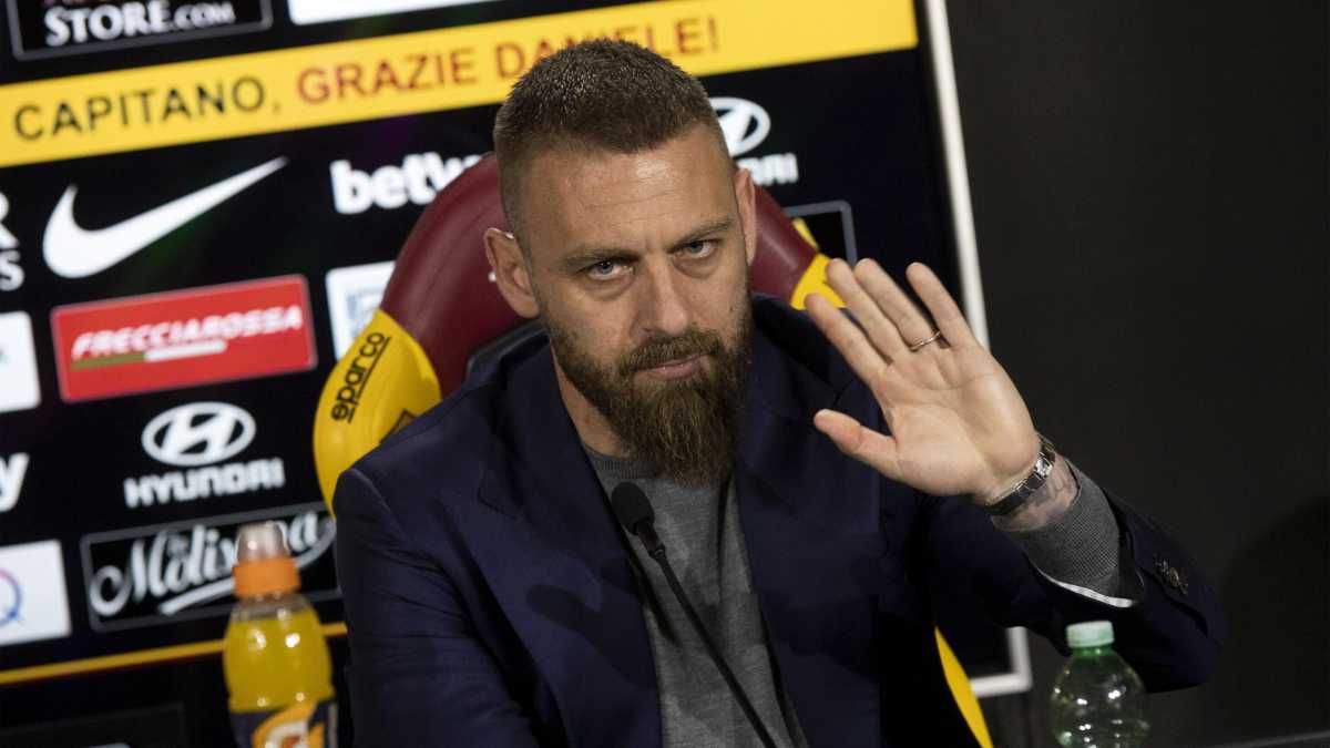 Immagine di De Rossi parafulmine in panchina
