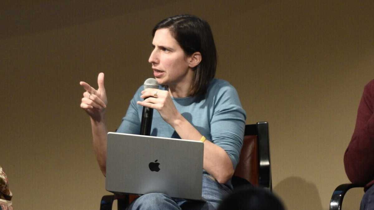 Immagine di Schlein in Gubbio: attacca Meloni, “no armi a Israele”. Un cinema