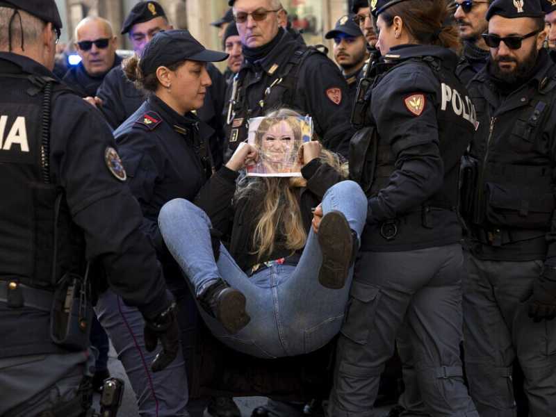 Una protesta di Ultima generazione (Foto Ansa)