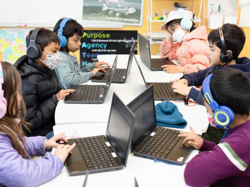 Studenti in California svolgono un compito in classe utilizzando Khanmigo, chatbot basato sull'intelligenza artificiale (Constanza Hevia H./Getty Images)&nbsp;<br />