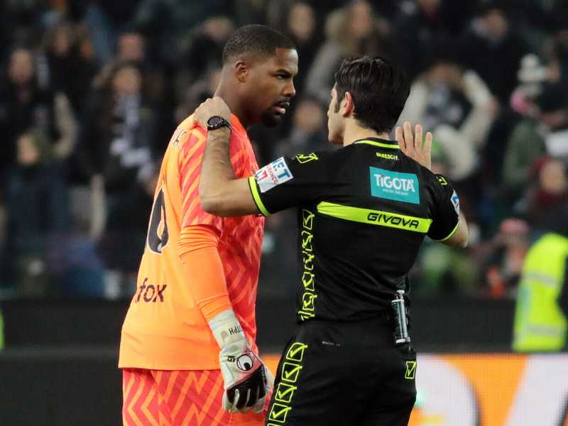 Il momento dell'uscita dal campo di Mike Maignan contro l'Udinese (foto LaPresse)