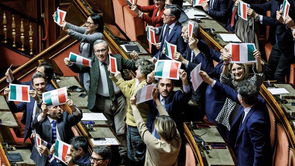Immagine di Il Senato approva il ddl sull'Autonomia. Dai banchi del Pd parte l'Inno di Mameli