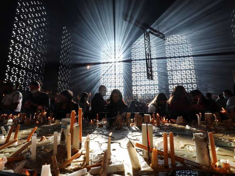  L’accensione delle candele durante il giorno di Nostra signora di Aparecida in Brasile - foto Ansa